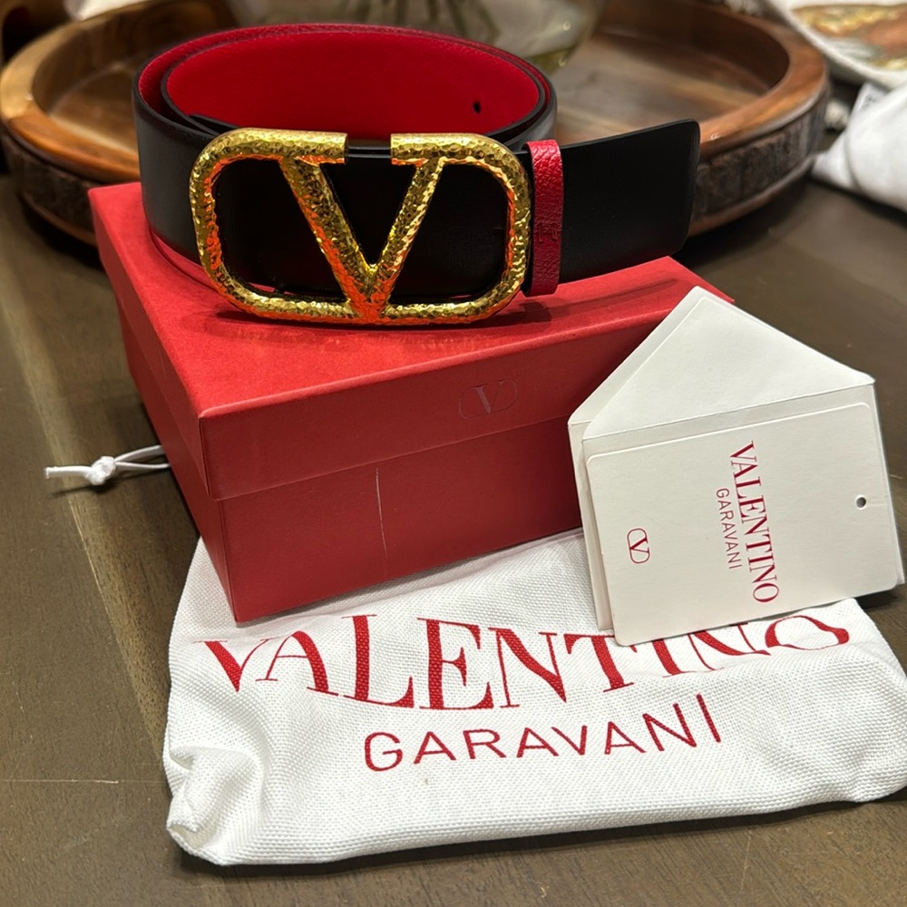 Valentino Garavani
VLOGO leather buckle belt reversible